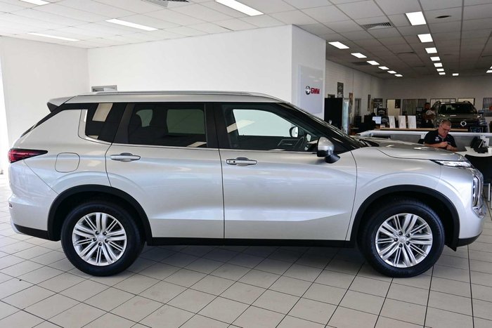 2025 Mitsubishi Outlander LS