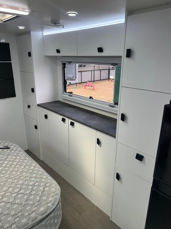 2023 Southern Cross Signature Series V8 Slide Out