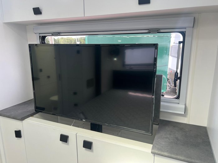 2023 Southern Cross Signature Series V8 Slide Out