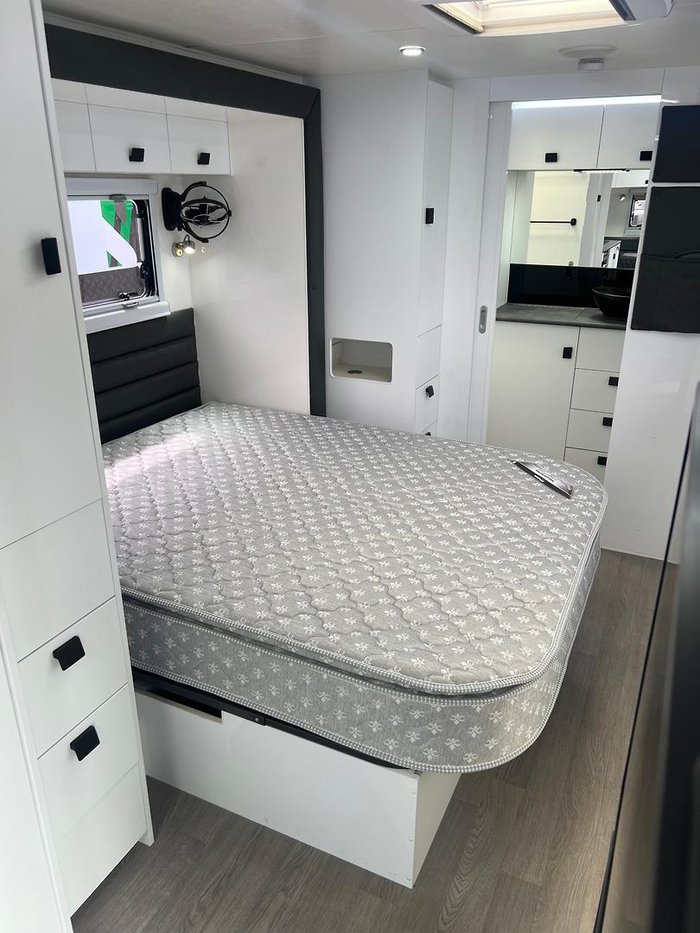 2023 Southern Cross Signature Series V8 Slide Out