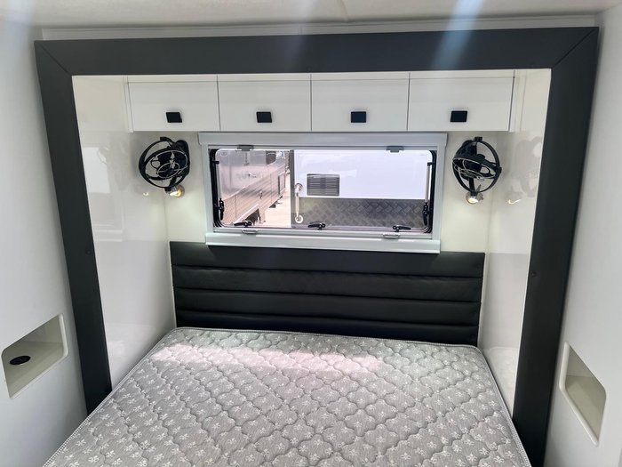 2023 Southern Cross Signature Series V8 Slide Out