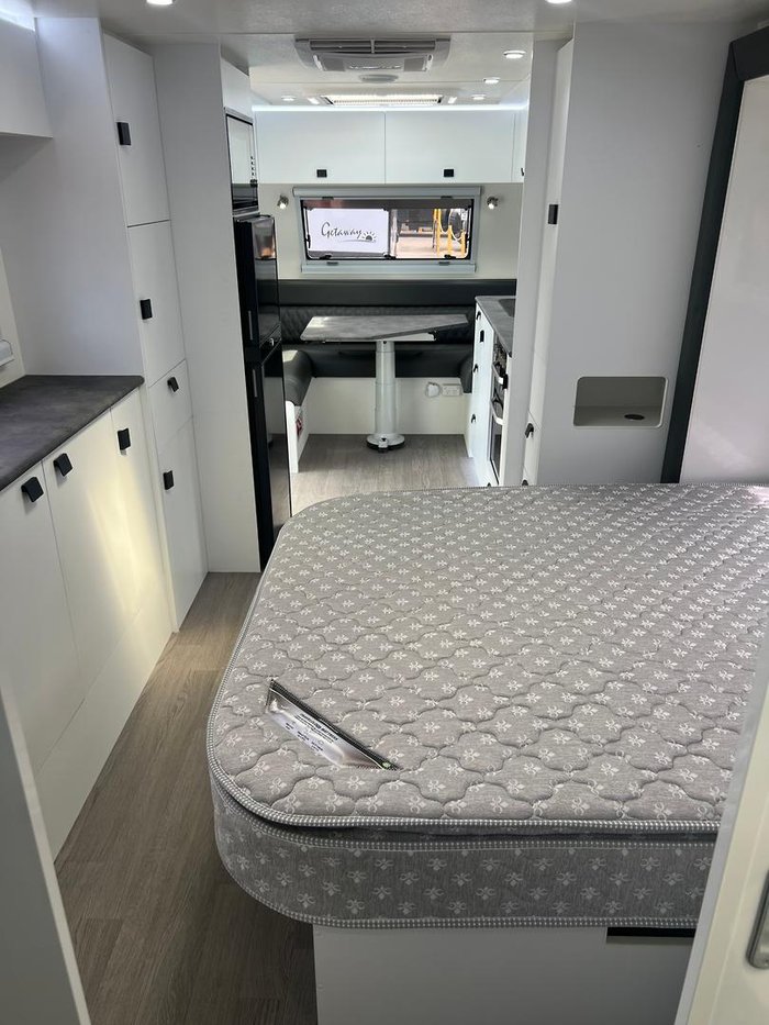 2023 Southern Cross Signature Series V8 Slide Out