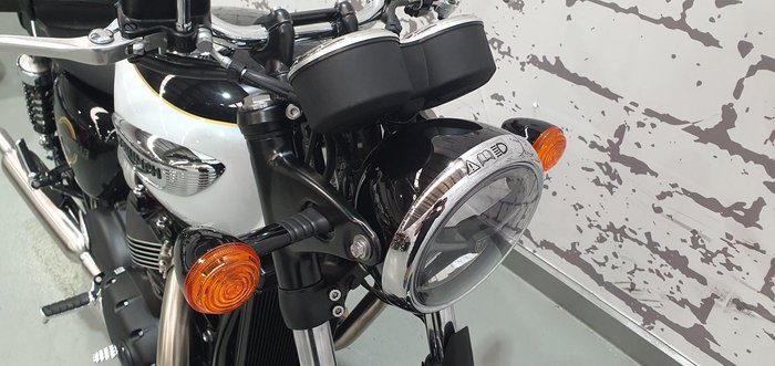 2025 Triumph Bonneville T100 (900cc) Bonneville Black