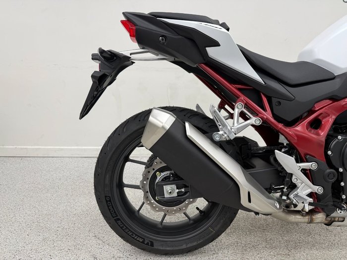 2025 Honda CB750 (HORNET) White