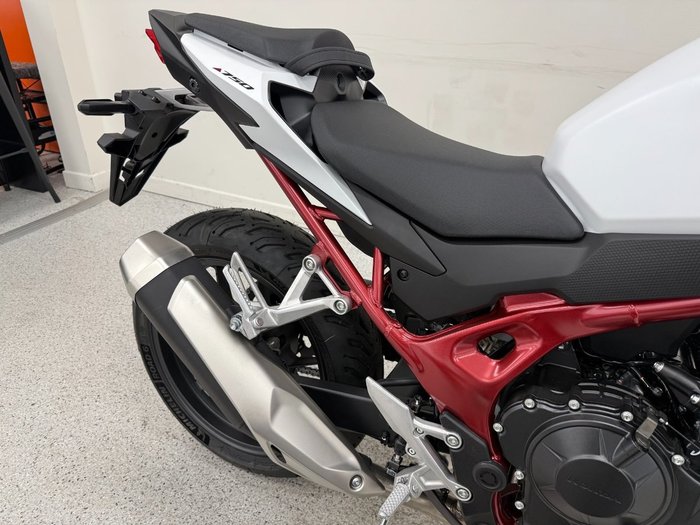 2025 Honda CB750 (HORNET) White