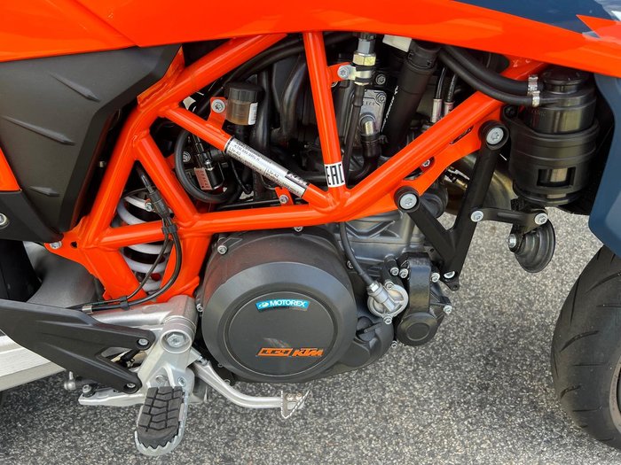 2024 KTM 690 SMC R SMC Orange