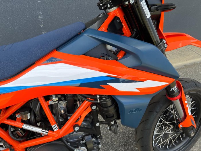 2024 KTM 690 SMC R SMC Orange