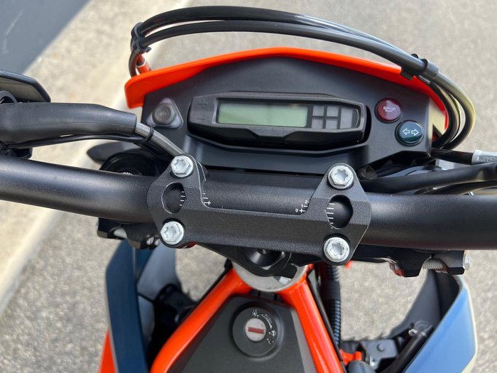 2024 KTM 690 SMC R SMC Orange