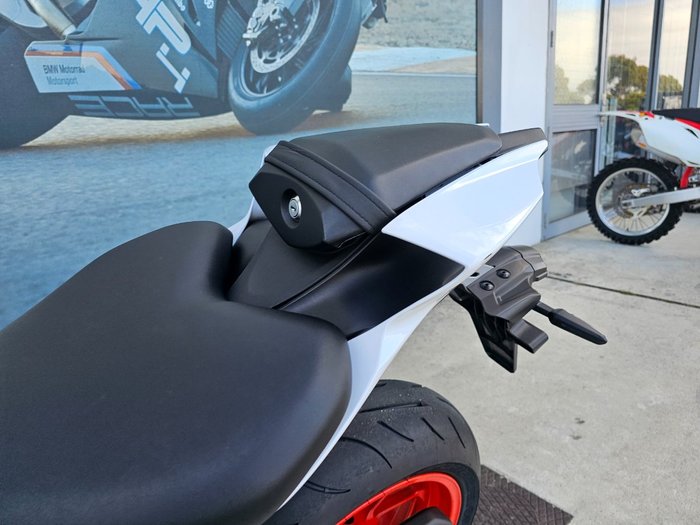 2023 Yamaha YZF-R7LA White