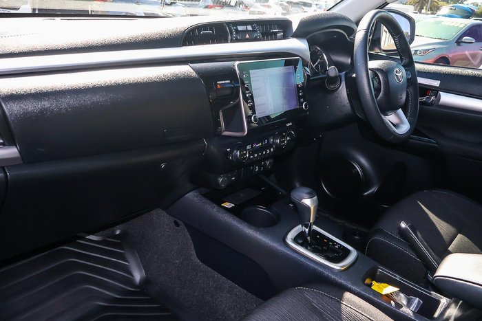 2025 Toyota Hilux SR5 48V