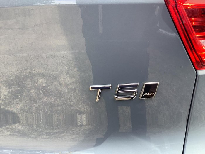 2022 Volvo XC40 T5 R-Design