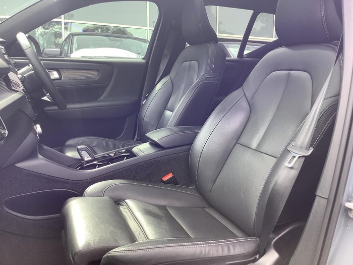 2022 Volvo XC40 T5 R-Design