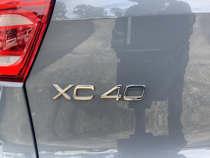 2022 Volvo XC40 T5 R-Design