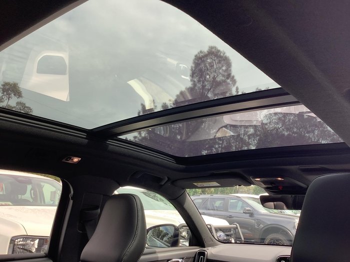 2022 Volvo XC40 T5 R-Design