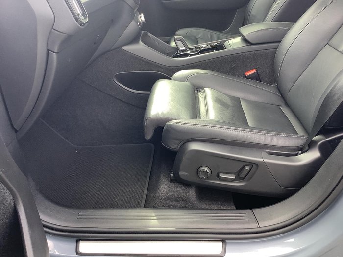 2022 Volvo XC40 T5 R-Design