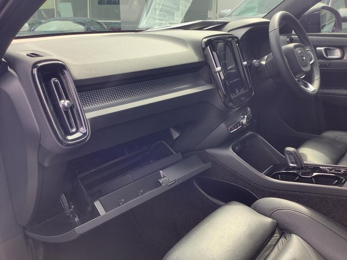 2022 Volvo XC40 T5 R-Design