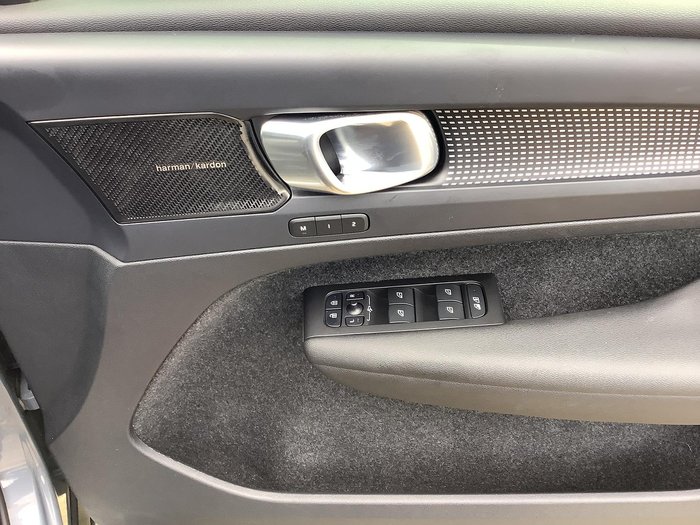 2022 Volvo XC40 T5 R-Design