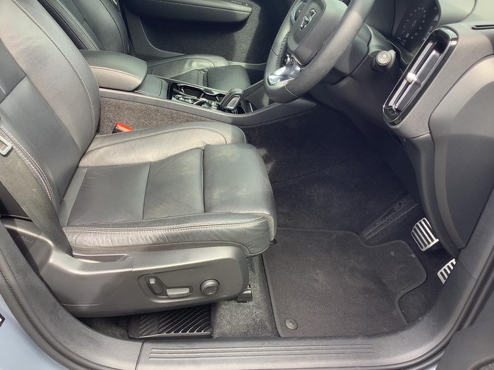 2022 Volvo XC40 T5 R-Design