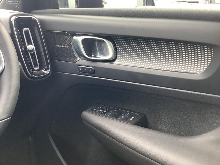 2022 Volvo XC40 T5 R-Design