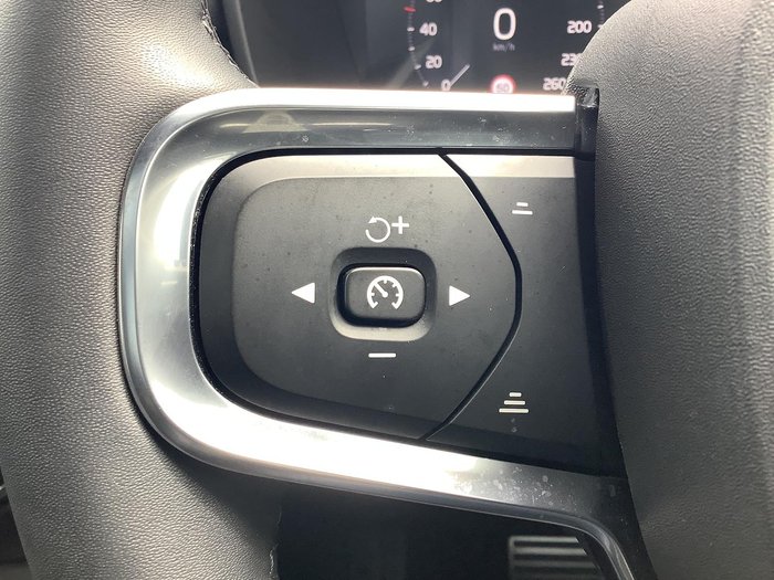 2022 Volvo XC40 T5 R-Design