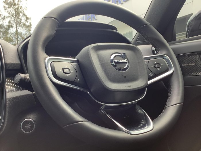 2022 Volvo XC40 T5 R-Design