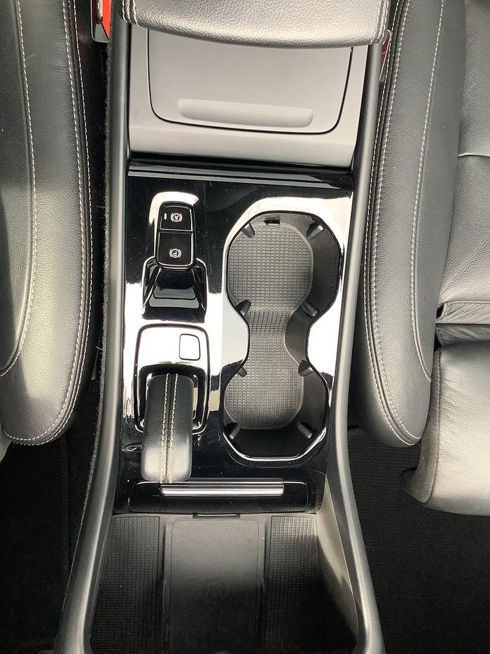 2022 Volvo XC40 T5 R-Design