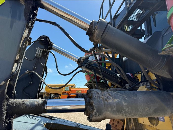 2019 Komatsu 375A-8