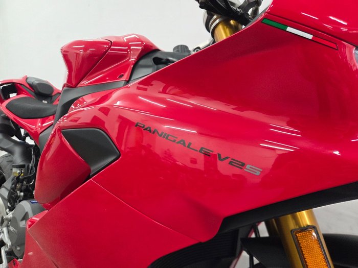 2025 DUCATI PANIGALE V2 S Red