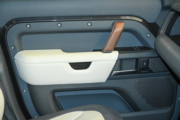 2023 Land Rover Defender 110 D300 X-Dynamic HSE