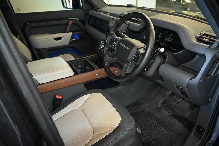 2023 Land Rover Defender 110 D300 X-Dynamic HSE