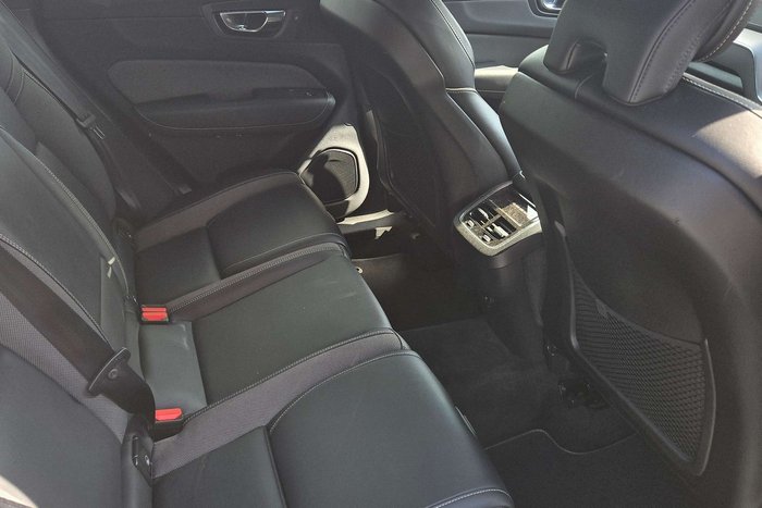 2022 Volvo XC60 B6 R-Design