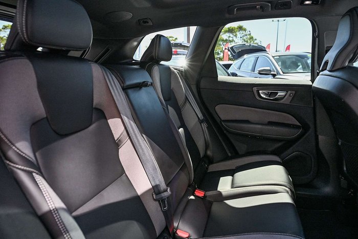 2022 Volvo XC60 B6 R-Design