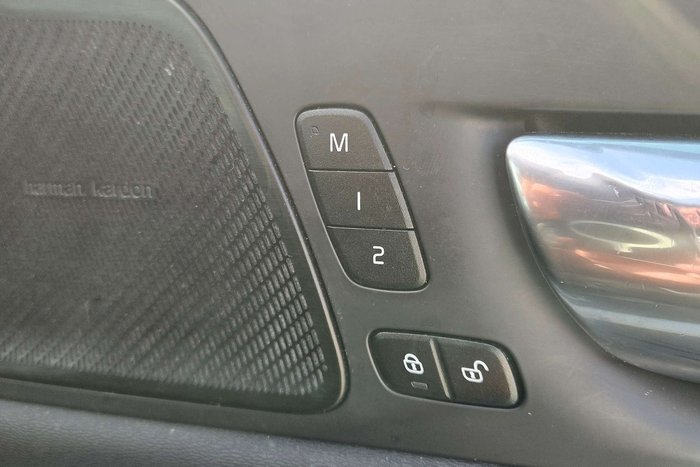 2022 Volvo XC60 B6 R-Design