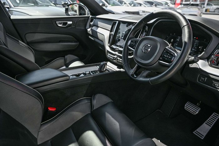 2022 Volvo XC60 B6 R-Design