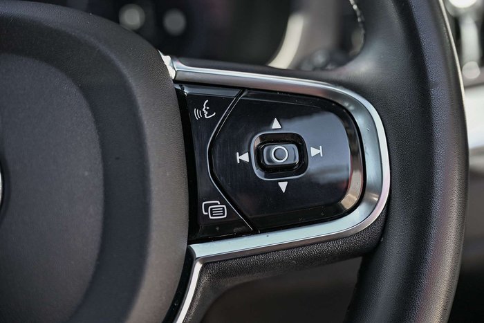 2022 Volvo XC60 B6 R-Design