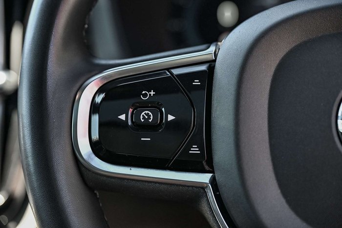 2022 Volvo XC60 B6 R-Design