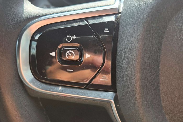 2022 Volvo XC60 B6 R-Design