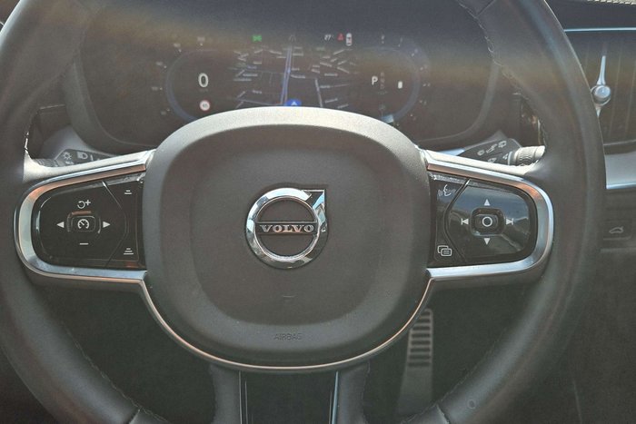 2022 Volvo XC60 B6 R-Design