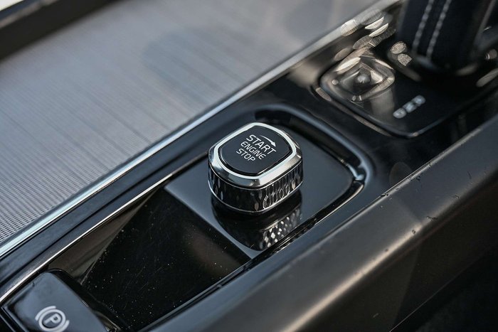 2022 Volvo XC60 B6 R-Design