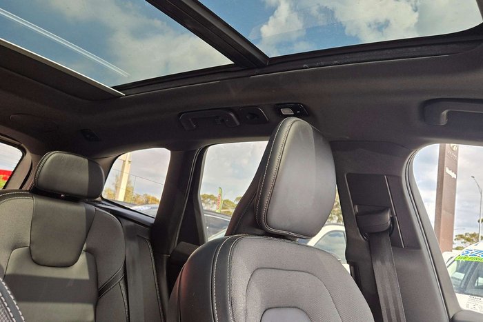 2022 Volvo XC60 B6 R-Design