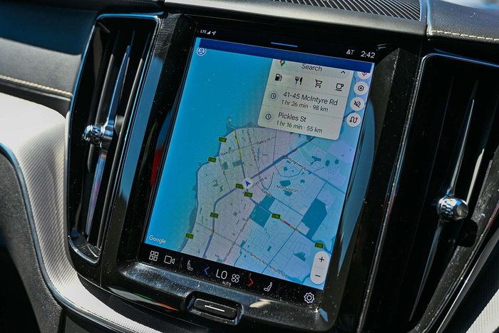 2022 Volvo XC60 B6 R-Design