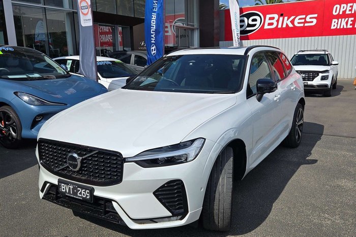 2022 Volvo XC60 B6 R-Design