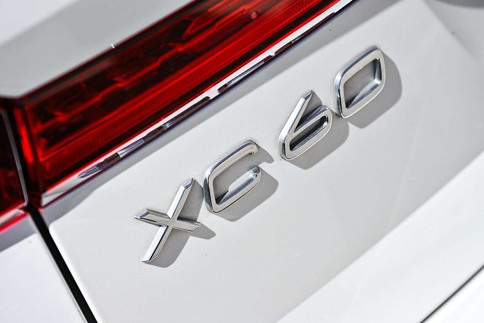 2022 Volvo XC60 B6 R-Design