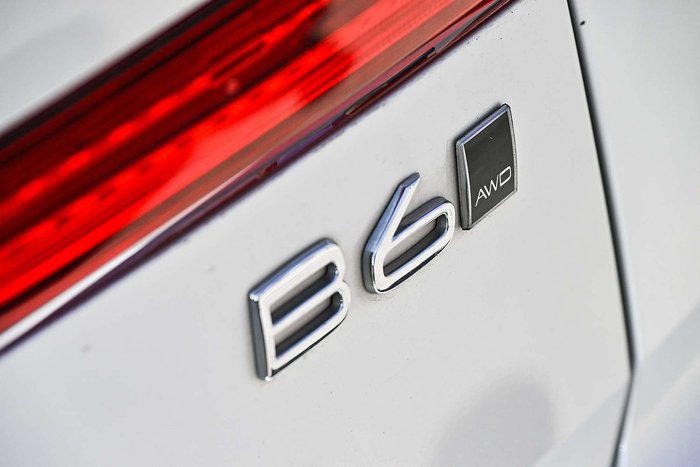 2022 Volvo XC60 B6 R-Design