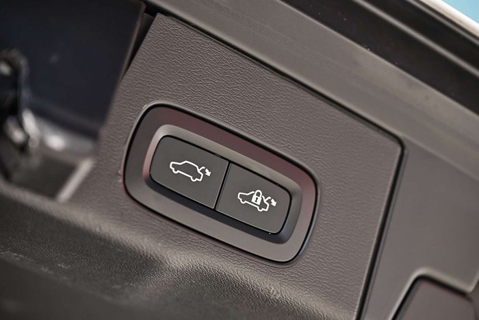 2022 Volvo XC60 B6 R-Design