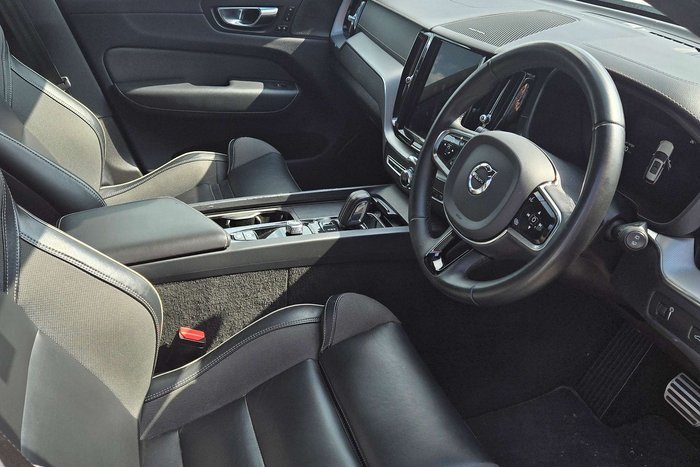 2022 Volvo XC60 B6 R-Design