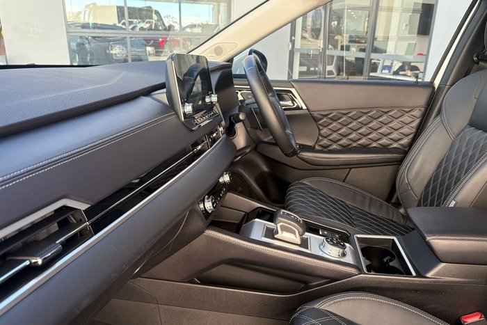 2023 Mitsubishi Outlander Exceed