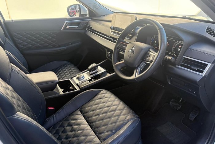 2023 Mitsubishi Outlander Exceed