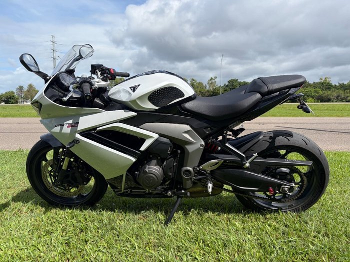2024 Triumph DAYTONA 660 White