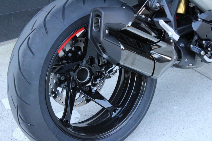 2025 BMW R 1300 R Performance